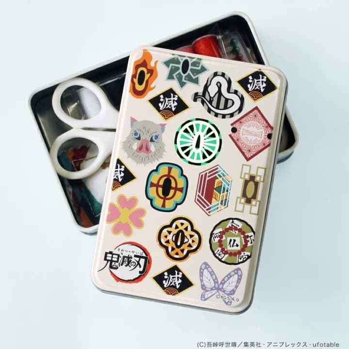 【楽天市場】鬼滅の刃 ソーイングセット SS-1810 | 裁縫セット 手作り アニメ 漫画 グッズ 女の子 男の子 小学生 裁縫道具 きめつ キャラクター 携帯 小学生 鬼滅の刃 手芸 ハンドメイド 手作り アニメ 漫画 グッズ 大人 女の子 男の子 ブリキ缶 持ち歩き用 Demon slayer：手芸材料の通信販売　シュゲール