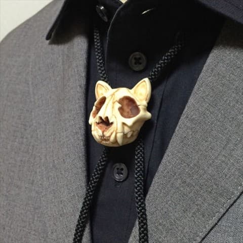 【倉戸みと】猫骨ループタイ / vvstore