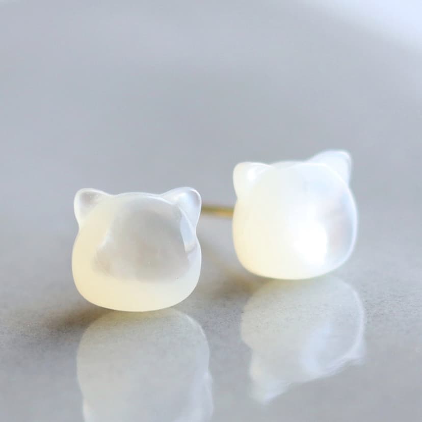 ぷっくり猫の耳飾り　白蝶貝 ピアス（スタッド・一粒） SOARA another line 通販 15401343｜Creema(クリーマ)