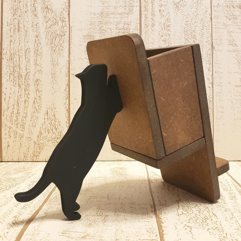 受注制作●支える動物・色・変更可能●黒猫が支えるメガネケース付iPhone・スマートフォンスタンド☆色見本から色選択☆ スマホスタンド・スマホスピーカー TAKA'Z 通販 3243689｜Creema(クリーマ)