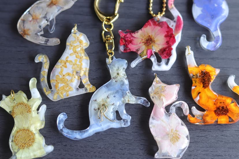 【選べるシルエット&お花・イニシャル入りもＯＫ♪】お花ネコさんのバックチャーム・キーホルダー＊押し花・推し活・誕生日 バッグチャーム atelier de *kore 通販 18918445｜Creema(クリーマ)