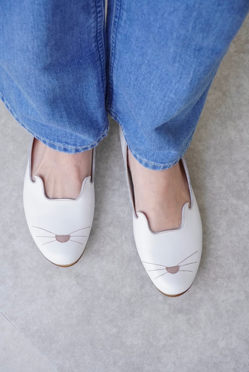 ☆猫の日2025☆白猫ちゃんとお散歩できるフラットパンプス　日本製　本革　21.5cm　25.5cm パンプス ZUCCOTTO 通販 18840670｜Creema(クリーマ)